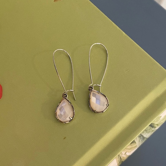 Kendra Scott mother of Pearl drop earrings - Picture 3 of 4